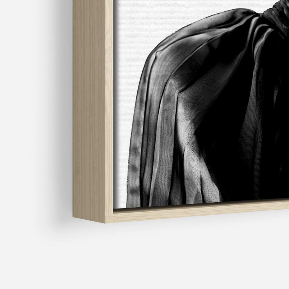 Obraz w ramie 100x70 - Czarna Elegancja - fotografia czarno biała, zbliżenie portret kobiety w czerni - rama drewno