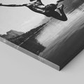 Obraz na płótnie 60x60 - Beztroska Chwila - czarno biała fotografia, mężczyzna wesoło wskakuje do keziora w górach