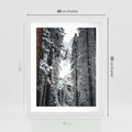 Plakat w ramie 40x50 - Cicha Magia Zimowego Lasu - zimowy las, ośnieżone drzewa - rama biała