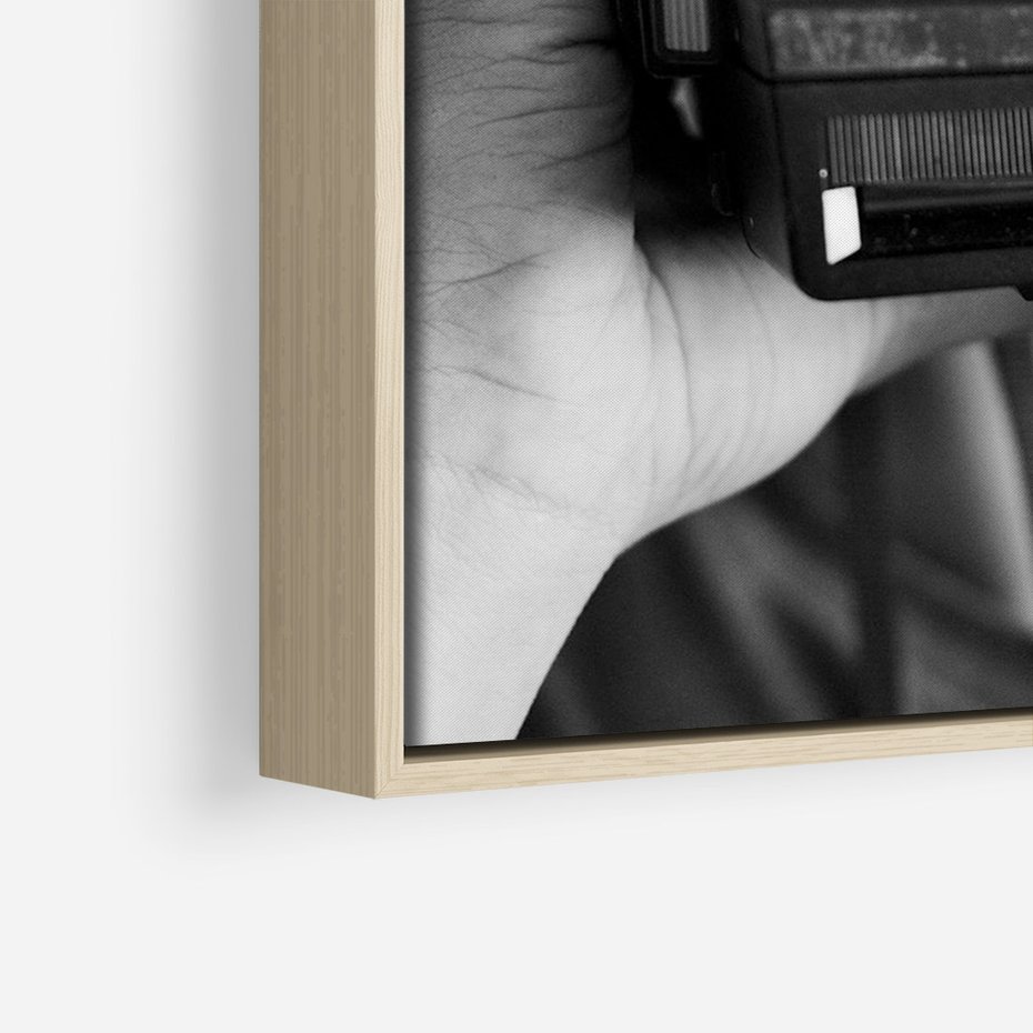 Obraz w ramie 70x100 - Mężczyzna za Aparatem - czarno białe zdjęcie, portret - rama drewno