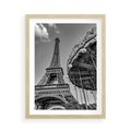 Plakat w ramie 50x70 - Zabawa w Paryżu - czarno białe zdjecie, wieża eiffla - rama drewno