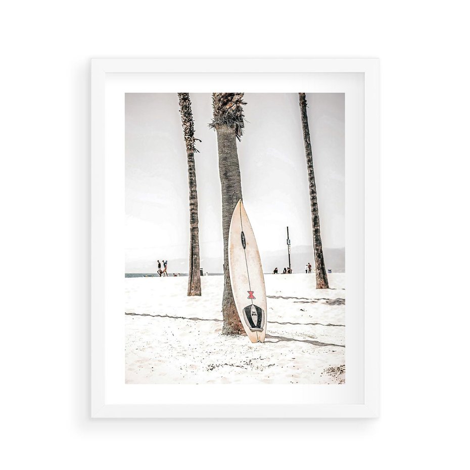 Plakat w ramie 40x50 - Plażowy Relaks - deska surfingowa, oparta o palmę - rama biała