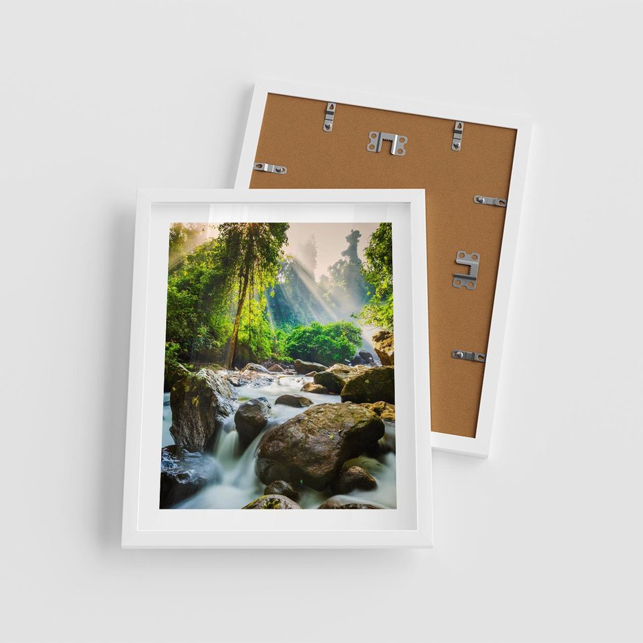 Plakat w ramie 40x50 - Idylliczny strumyk w urokliwym lesie - strumyk, las - rama biała