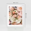 Plakat w ramie 30x40 - Kwiatowy Rarytas: Róże w Herbacianym Zbliżeniu - kwiaty, herbaciane - rama biała