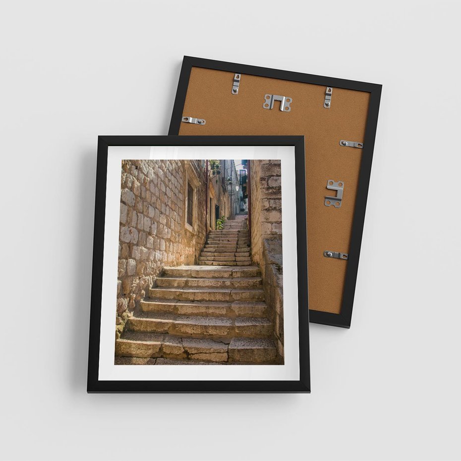 Plakat w ramie 40x50 - Uliczka: perspektywa miejskiego krajobrazu - uliczka, perspektywa - rama czarna