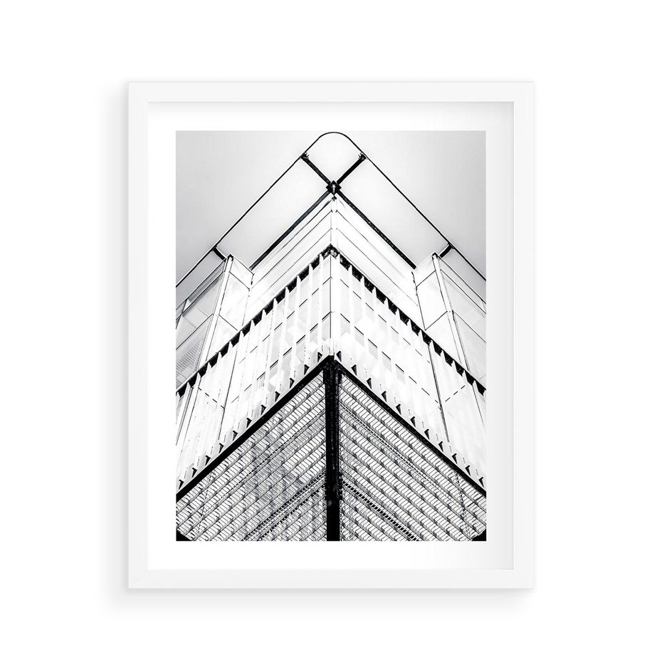 Plakat w ramie 40x50 - Elegancja Współczesnej Architektury: Wieżowiec w Monochromii - nowoczesna architektura, czarno biała fotografia - rama biała