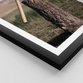 Plakat w ramie 30x40 - Rustykalna Praktyczność: Fotografia Siekiery - rustykalna fotografia, siekiera wbita w pieniek - rama czarna
