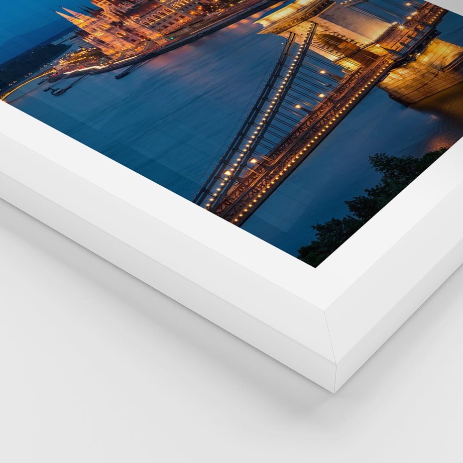 Plakat w ramie 40x50 - Mostowe miasto nocą - miasto, most - rama biała
