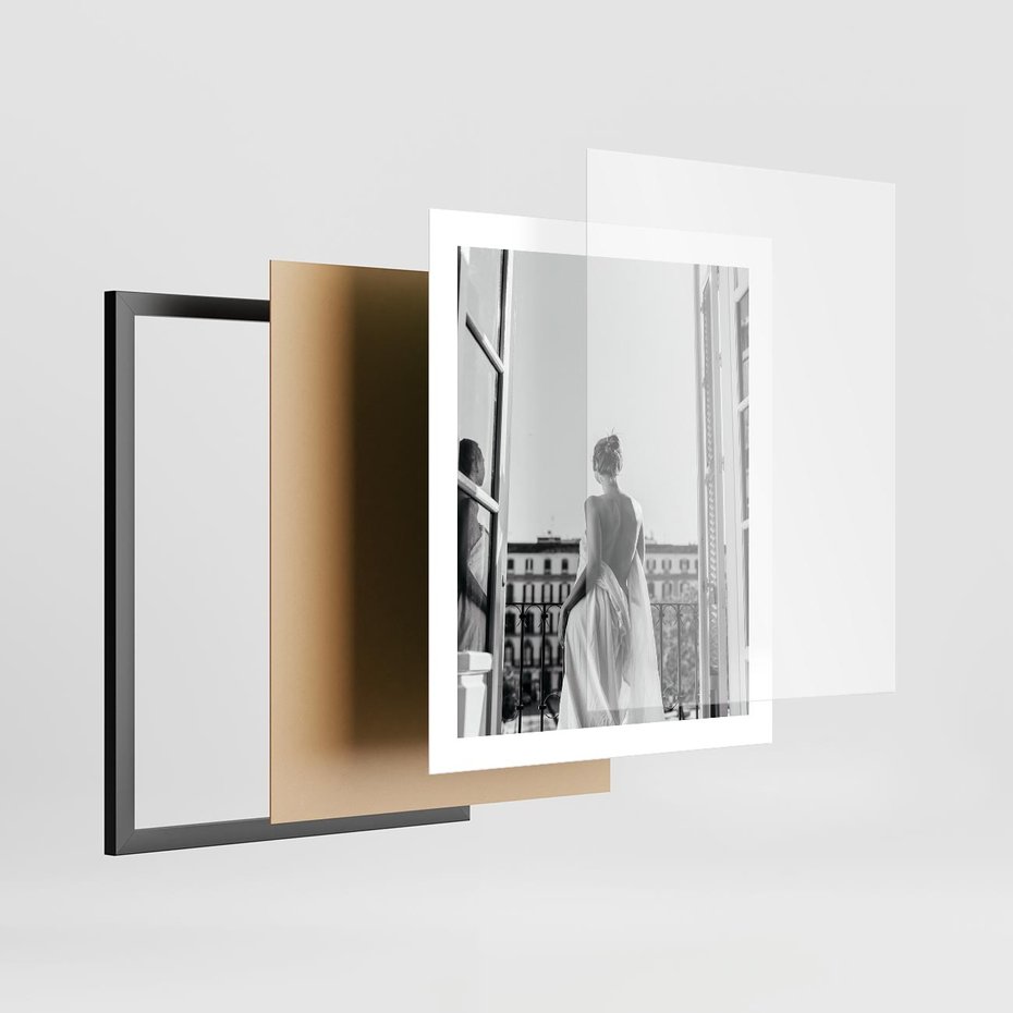 Plakat w ramie 40x50 - Poranki w Paryżu - czarno białe zdjęcie, kobieta w prześcieradle na balkonie - rama czarna