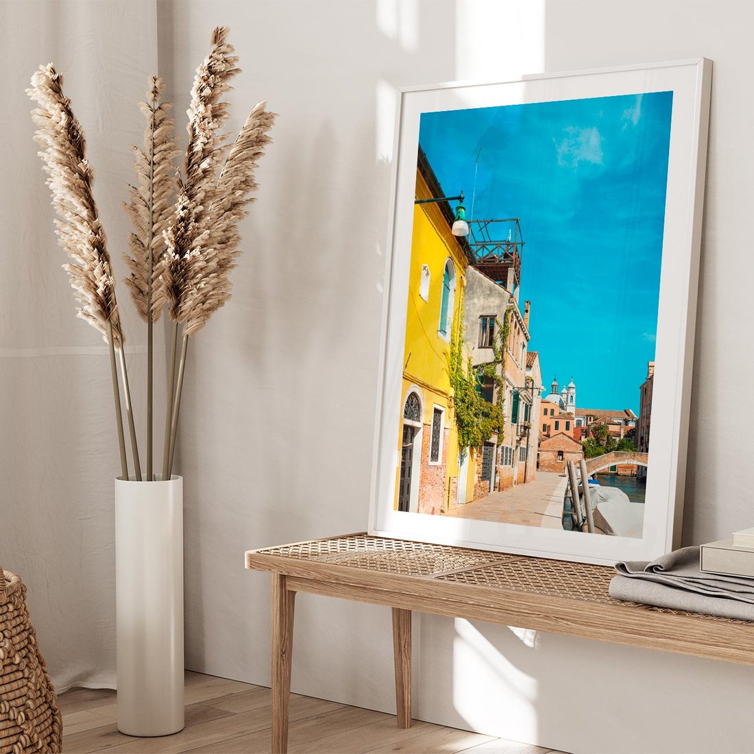 Plakat bez ramy 50x70 - Przechadzka w Sercu Miasta - uliczka, perspektywa