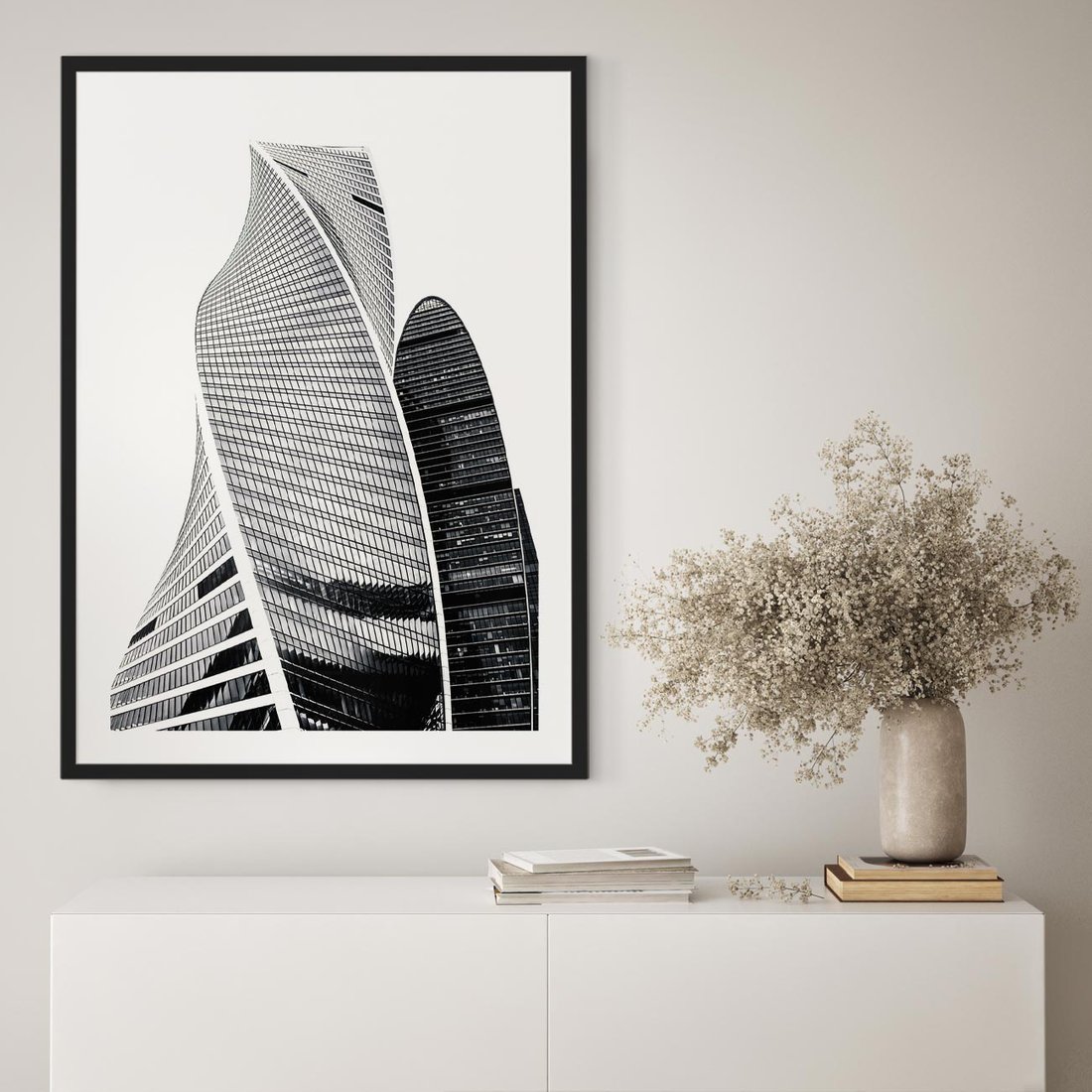 Plakat w ramie 50x70 - Wieżowce z Falistymi Kształtami - nowoczesne wieżowce, czarno biała fotografia - rama czarna