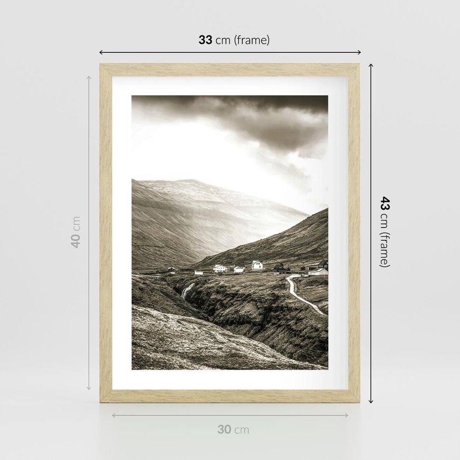 Plakat w ramie 30x40 - Domki w Górach - czarno biała fotografia, górski pejzaż - rama drewno