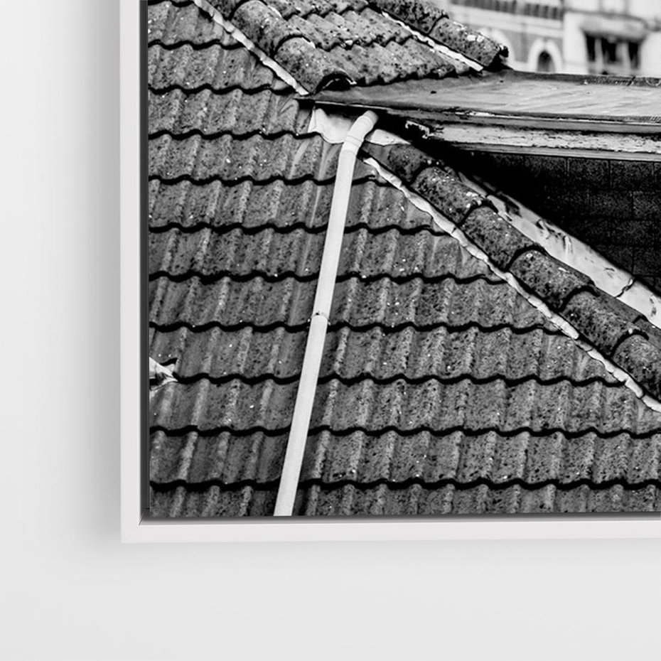 Obraz w ramie 120x80 - Miasto w Retro Odsłonie - fotografia czarno biała, ujęcie na dachy wielkiego miasta - rama biała