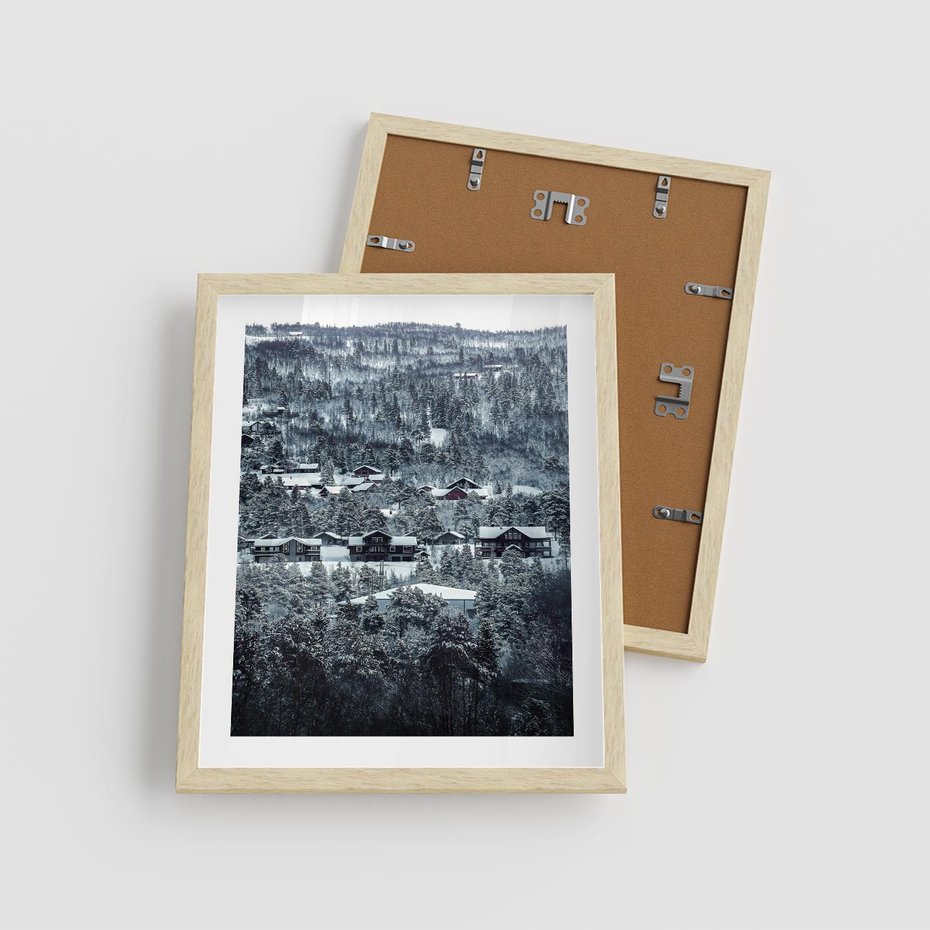 Plakat w ramie 40x50 - Domki w Chmurach - górski zimowy krajobraz, dommki na wzgórzach - rama drewno