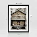 Plakat w ramie 30x40 - Stary Drewniany Dom w Śniegu - stary drewniany dom, zima - rama czarna
