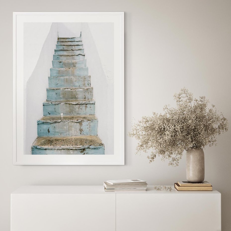 Plakat w ramie 30x40 - Niebieskie Schody Santorini - stare kamienne schody, niebieskie schody - rama biała