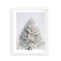 Plakat w ramie 40x50 - Zimowa Poezja w Ośnieżonym Drzewie - ośnieżone drzewo, zima - rama biała