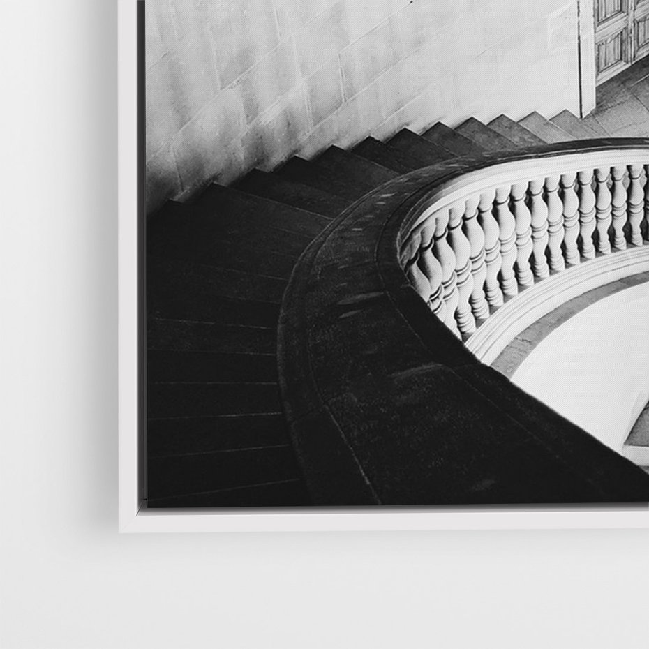 Obraz w ramie 70x100 - Po Schodach w Dół - czarno białą fotgrafia, zakręcone schody w starek kamienicy - rama biała