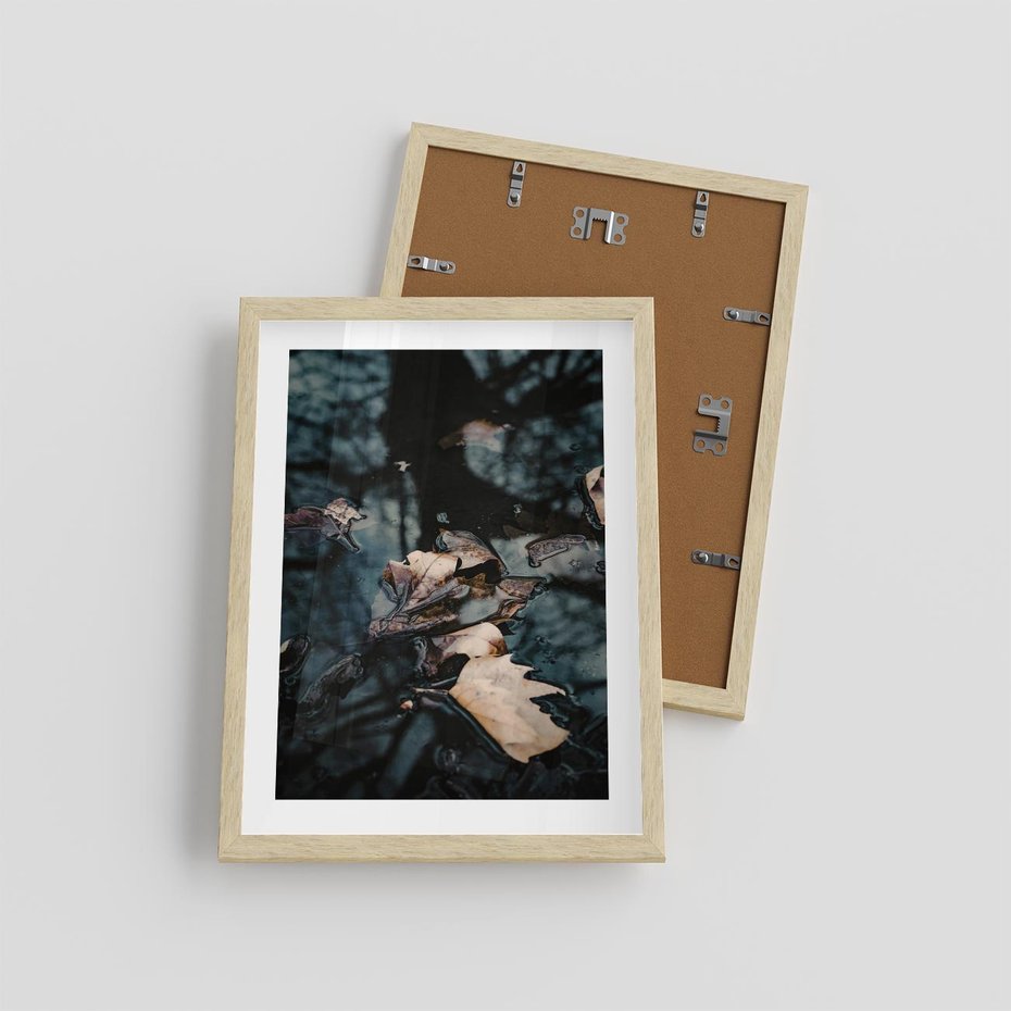 Plakat w ramie 30x40 - Jesienne Liście w Kałużach: Odbicie Natury - jesienne liście wkałuży, fotografia - rama drewno