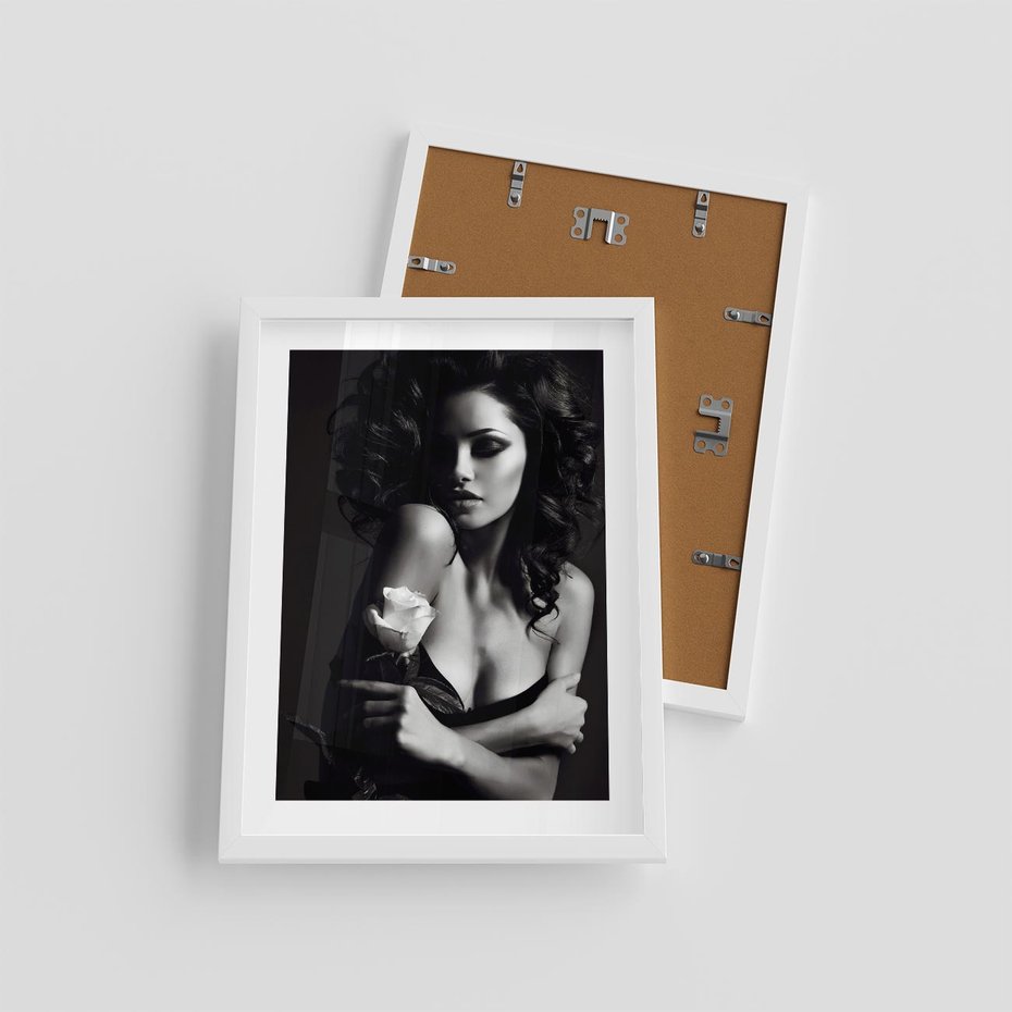 Plakat w ramie 30x40 - Piękno kobiecego aktu uchwycone - kobieta, akt - rama biała