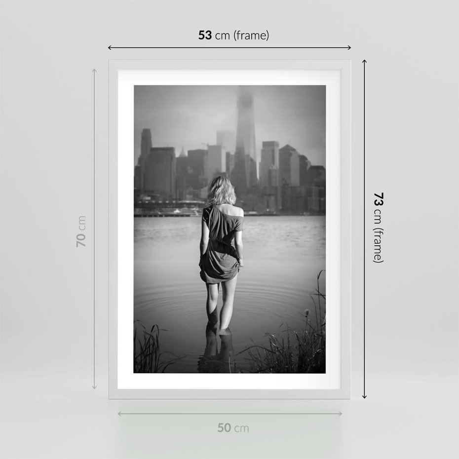 Plakat w ramie 50x70 - Kapiel w Mieście - czarno białe zdjęcie, kobieta wchodzi do wody - rama biała