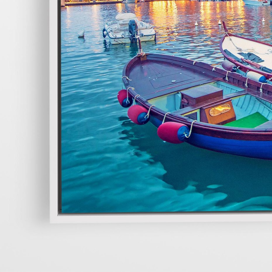 Obraz w ramie 50x50 - Tańczące kolory zachodu - nadmorskie kolorowe miast, kolorowe budynki na brzegu - rama biała