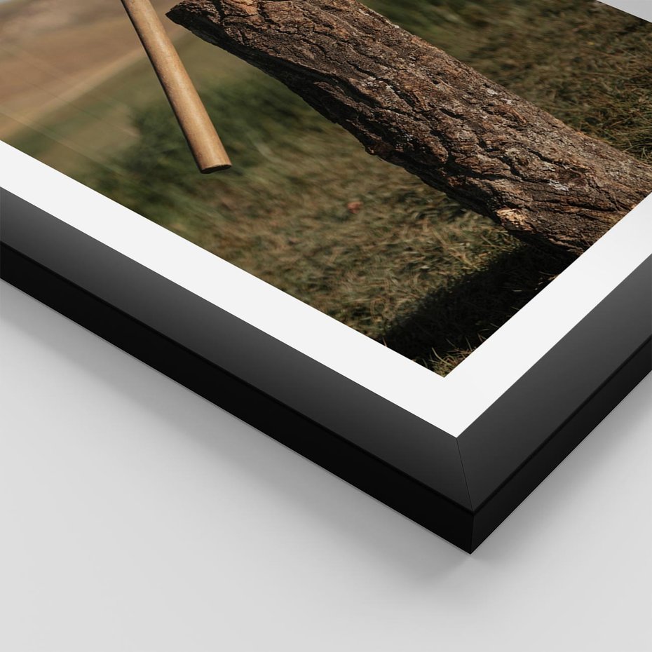 Plakat w ramie 50x70 - Lasowa siła w drewnie - las, siekiera - rama czarna