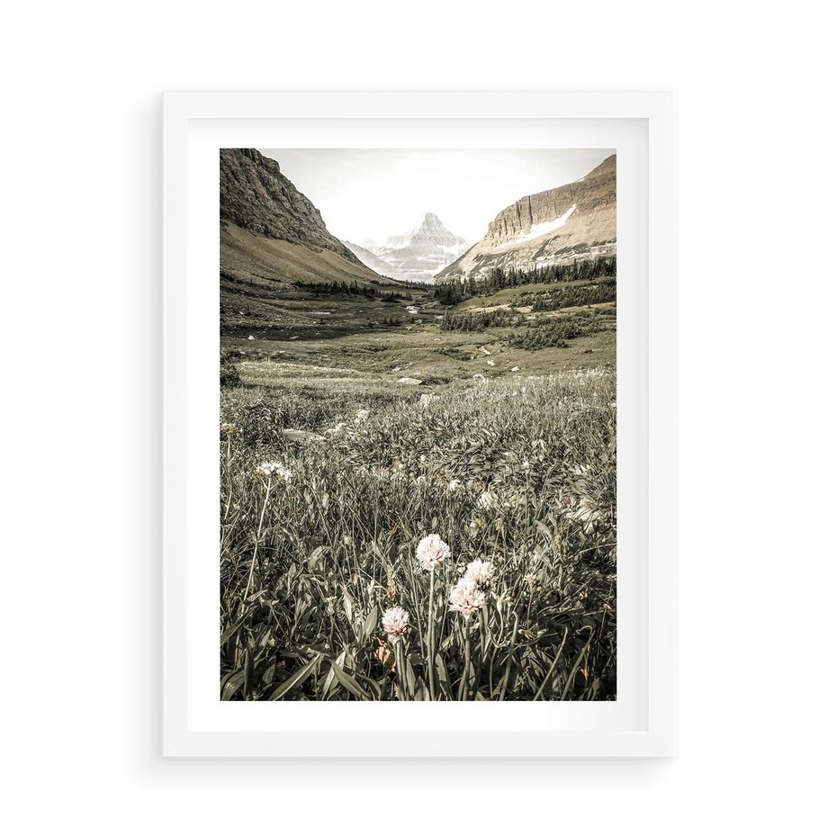 Plakat w ramie 50x70 - Nostalgiczne Góry - górski krajobraz, łaka w górach - rama biała