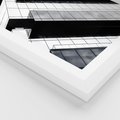Plakat w ramie 30x40 - Nowoczesna Surowość: Wieżowiec na Czarno-Białej Grafice - architektura, wieżowiec - rama biała