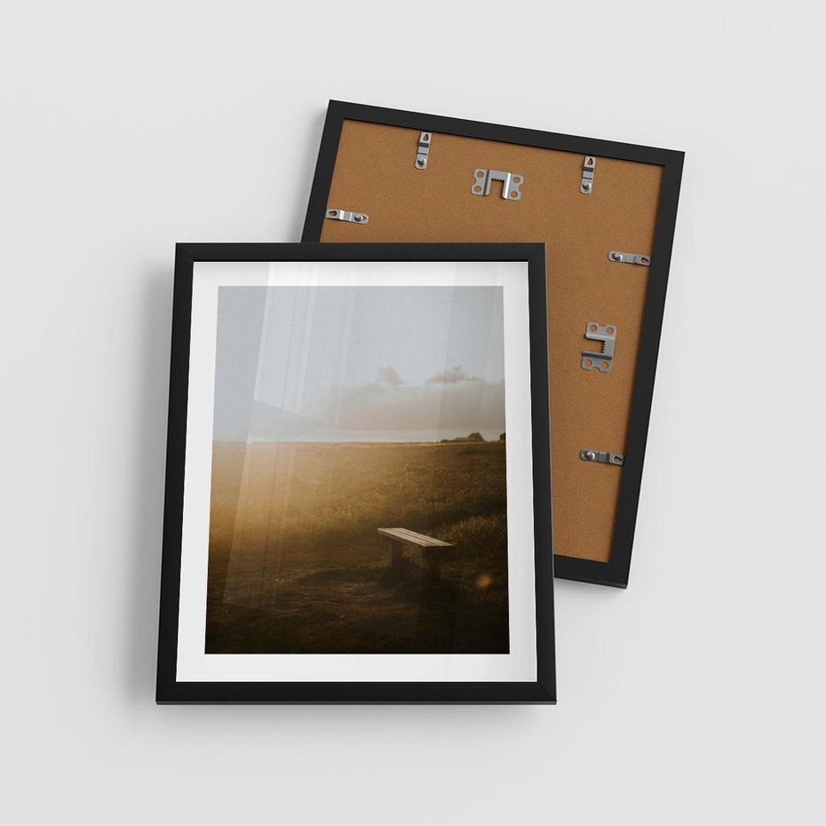 Plakat w ramie 40x50 - Mglisty zachód słońca na ławeczce - mgła, zachód - rama czarna