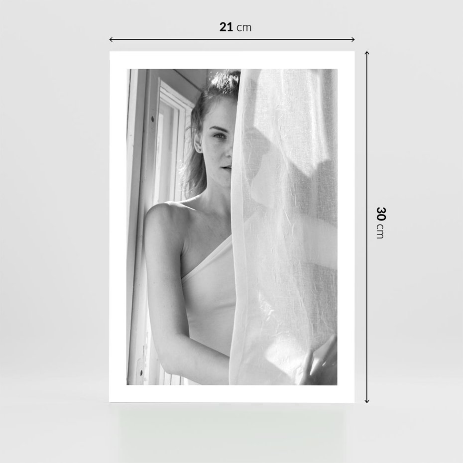 Plakat bez ramy 21x30 - Za Firanką - czarno białe zdjecie, piękny portret eterycznej kobiety