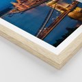 Plakat w ramie 50x70 - Mostowe miasto nocą - miasto, most - rama drewno