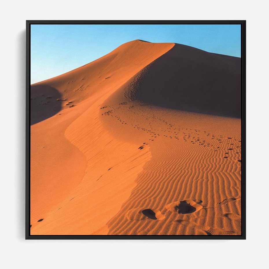 Obraz w ramie 50x50 - Piasek pustyni wędruje - pustynia, piasek - rama czarna
