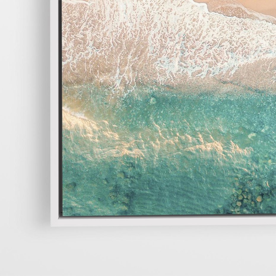 Obraz w ramie 70x50 - Oczy turkusu - fotografia, plaża - rama biała