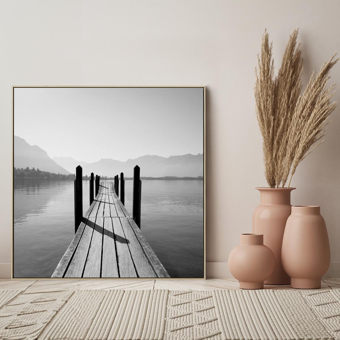 Obraz w ramie 80x80 - Spokojna Przystań - czarno biała fotografia, drewniany pomost na jeziorze - rama drewno