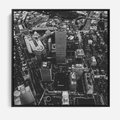 Obraz w ramie 50x50 - Kontrastujące miasto - miasto, biało - rama czarna