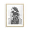 Plakat w ramie 40x50 - Zrób mi Zdjęcie - fotografia, kobieta z aparatem - rama drewno