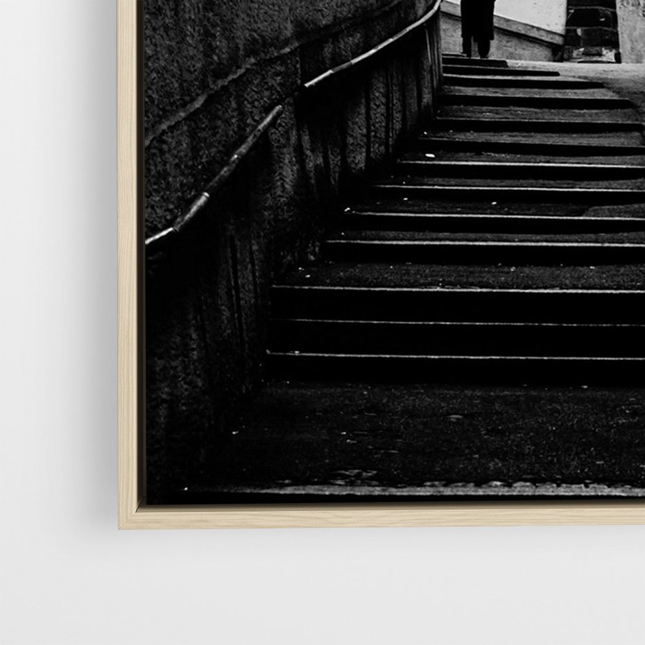 Obraz w ramie 50x70 - Ukryta Uliczka - czarno białe zdjęcie, schody - rama drewno
