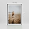 Plakat w ramie 50x70 - O Zachodzie Słońca - klimatyczna fotografia, postać biegnie po plaży - rama czarna