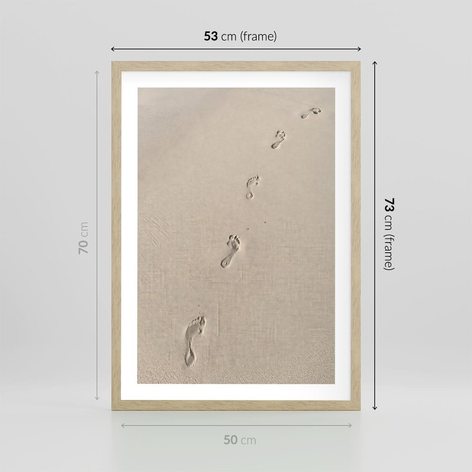 Plakat w ramie 50x70 - Ślady na Złocistym Piasku - piasek, ślady stóp na piasku - rama drewno