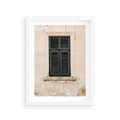 Plakat w ramie 30x40 - Urok Starego Okna z Zielonymi Okiennicami - stare okno, kamienica - rama biała