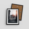 Plakat w ramie 30x40 - Światło Portowe - czarno białe zdjecie, uliczka w nadmorskim mieście - rama czarna