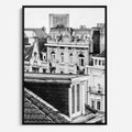 Obraz w ramie 70x100 - Miasto w Retro Odsłonie - fotografia czarno biała, ujęcie na dachy wielkiego miasta - rama czarna