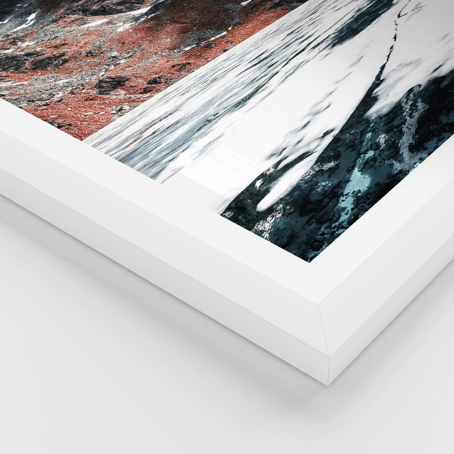 Plakat w ramie 40x50 - Śnieżna Opowieść - górski krajobraz, zima w górach - rama biała