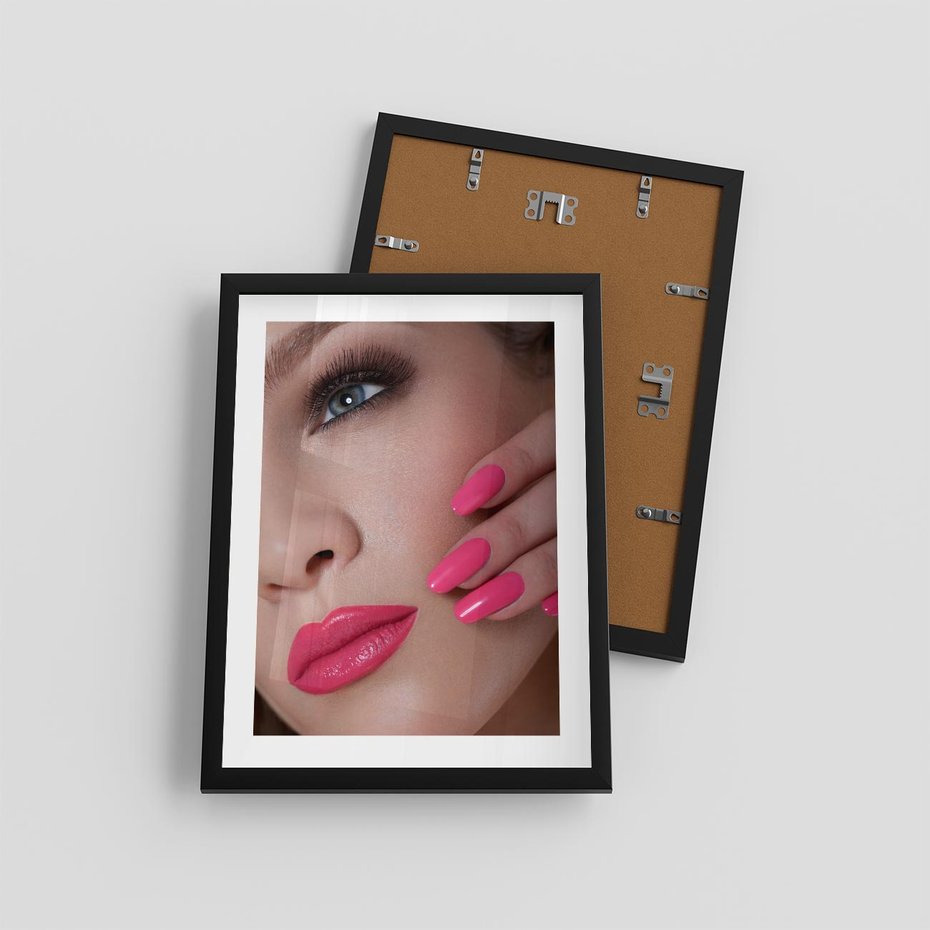 Plakat w ramie 30x40 - Usta, manicure, spa: kobieca harmonia - usta, manicure - rama czarna