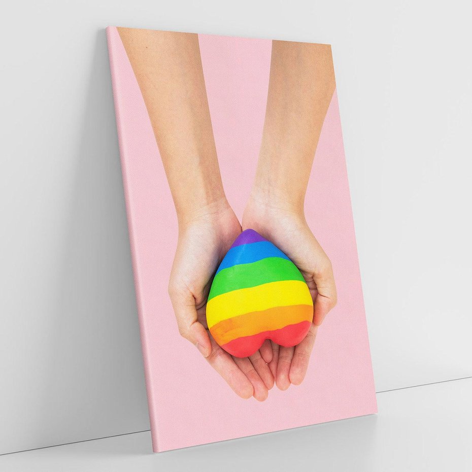 Obraz na płótnie 80x120 - Miłość na Dłoniach - zdjęcie, dłonie trzymają ulepione tęczowe serce