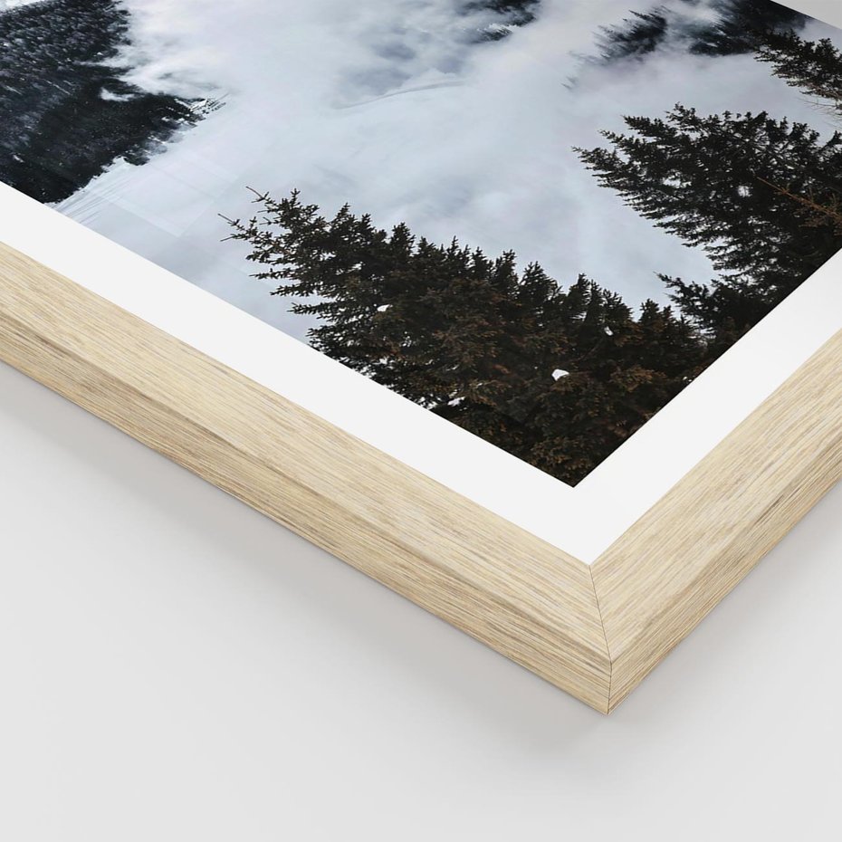 Plakat w ramie 40x50 - Zimowa Magia Gór: Śnieżne Szczyty - grajobraz górski, zima - rama drewno