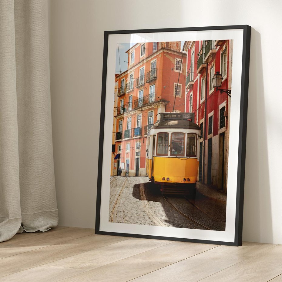 Plakat w ramie 40x50 - Urok tramwaju w Lizbonie - Lizbona, tramwaj - rama czarna