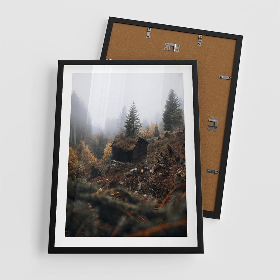 Plakat w ramie 50x70 - Górski las - stary zniszczony domek w górach, góry - rama czarna