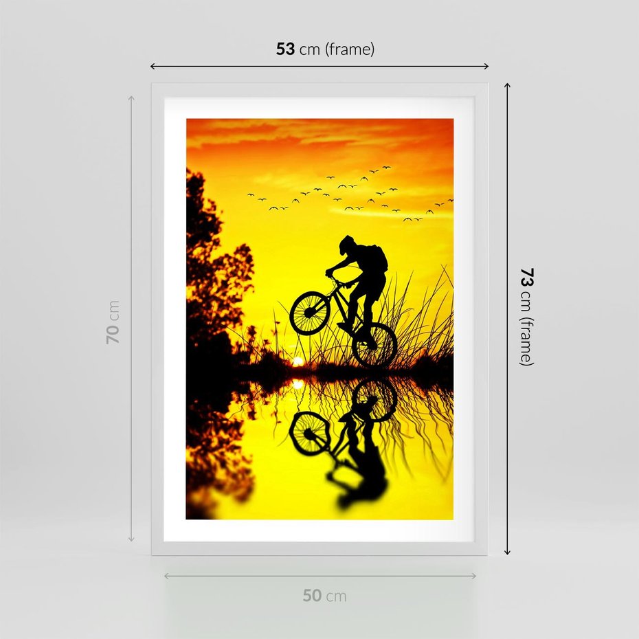 Plakat w ramie 50x70 - Rower przy zachodzie słońca - rower, zachód - rama biała